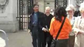 Tourists outside Buckingham Palace by isobelkim 6,412 views 10 years ago 19 seconds