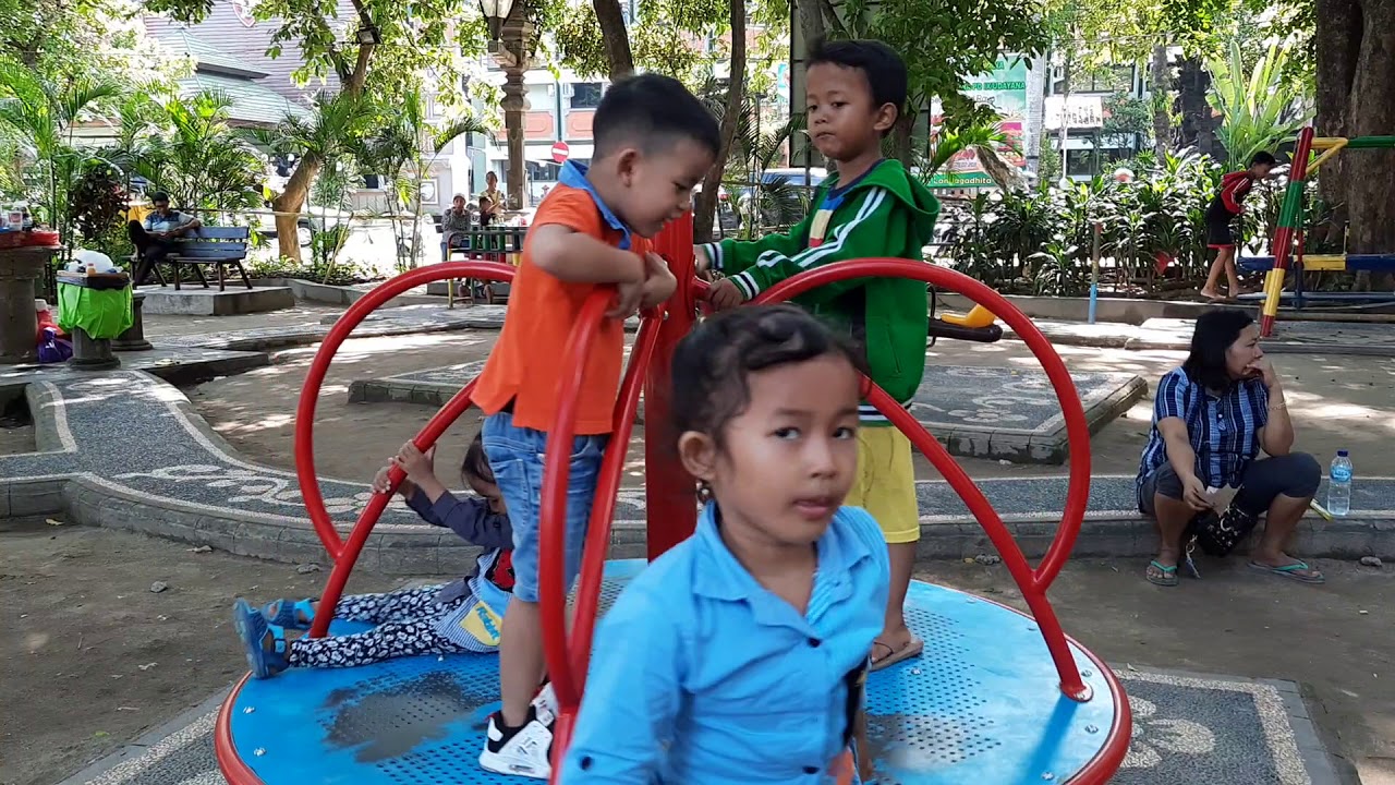  Anak anak bermain  putar putar di taman bermain  YouTube