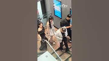 Vợ chồng MC Quyền Linh cùng con gái cưng ra về sau khi xem xong phim Chốt Đơn