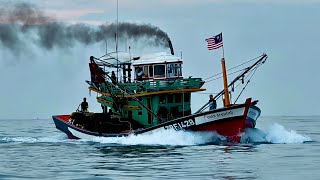 “Kuala Marang Fishing Mission: Deploying FADs & Chasing Fresh Fish with a Small Purse Seine Boat!” 