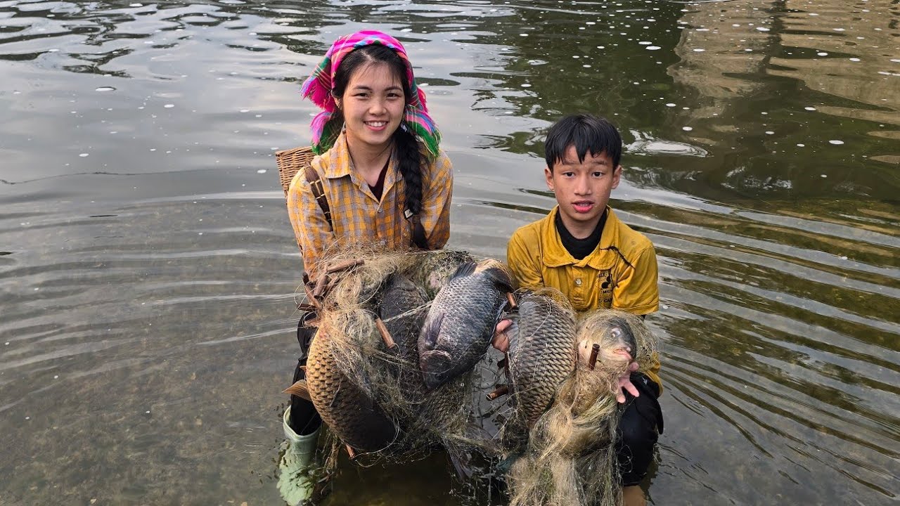 Daily life in the highlands: casting nets to catch large schools of carp and perch to sell.