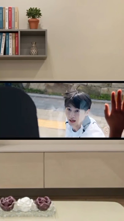 𝐭𝐡𝐞 𝐰𝐚𝐲 𝐡𝐞 𝐫𝐮𝐧 𝐭𝐨 𝐬𝐭𝐨𝐩 𝐭𝐡𝐞 𝐛𝐮𝐬 ❤🫠🤌#kdrama #drama #couples #koreandrama#seok #lovelyrunner##hyeyoon