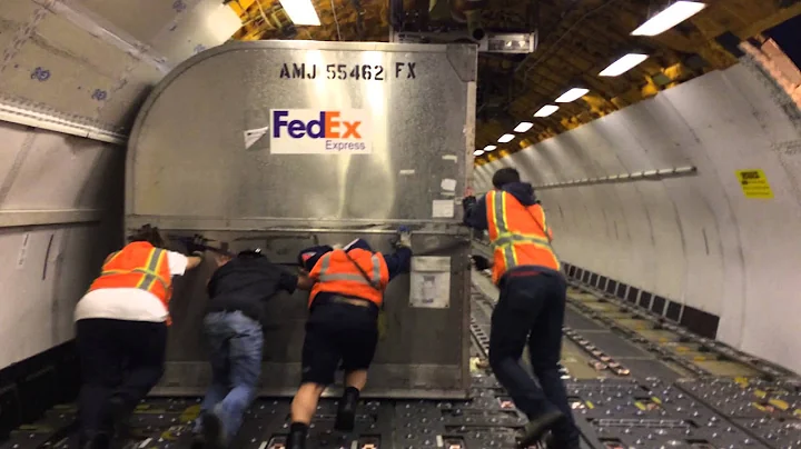 Funny FedEx Cargo Airplane Loading Fail - Trip, Fall and Drag - DayDayNews