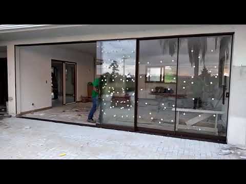 Vídeo: Um Sistema De Vidro De Painel Deslizante E Uma Entrada Deslizante Transformaram O Terraço De Uma Casa De Campo Privada