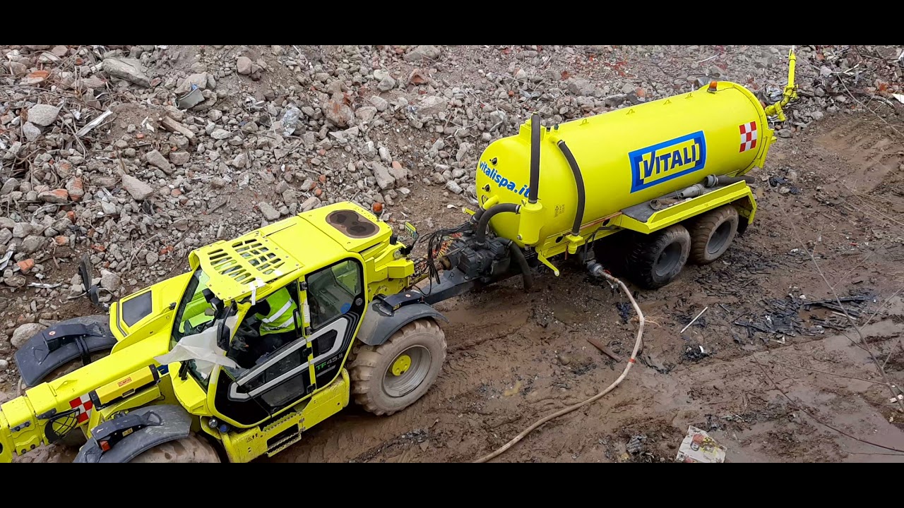 MILANO VIA RIZZOLI 2)( DEMOLIZIONI IN CORSO, escavatore LIEBHERR 974 , VITALI S.P.A.