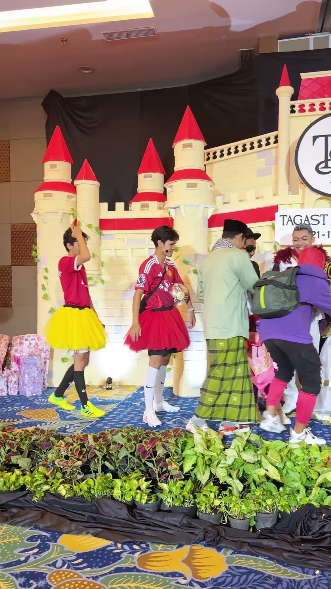 LEIKA DATANG KE NIKAHAN COSPLAY JADI APA INI KIRA KIRA??? #leika #shorts