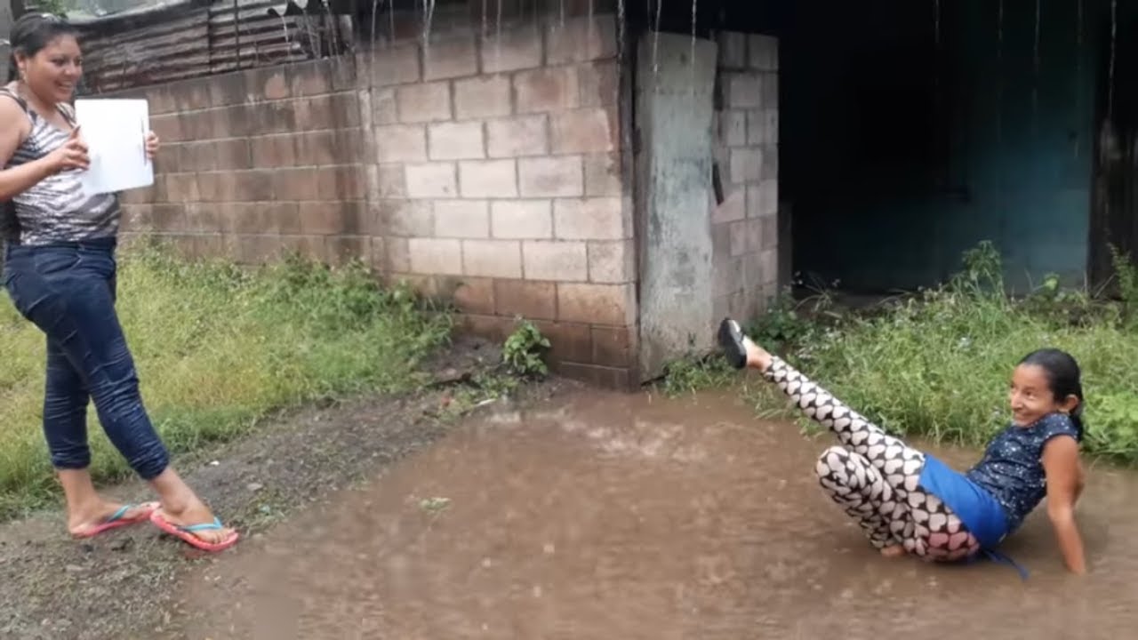 Las Vendedoras Enves de Vender Modelan Bajo la Lluvia Corto🌧️ Sketch🌧️ El salvador 4x4