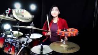 Cover Lagu Dayak,  keren gayanya drummer cantik.