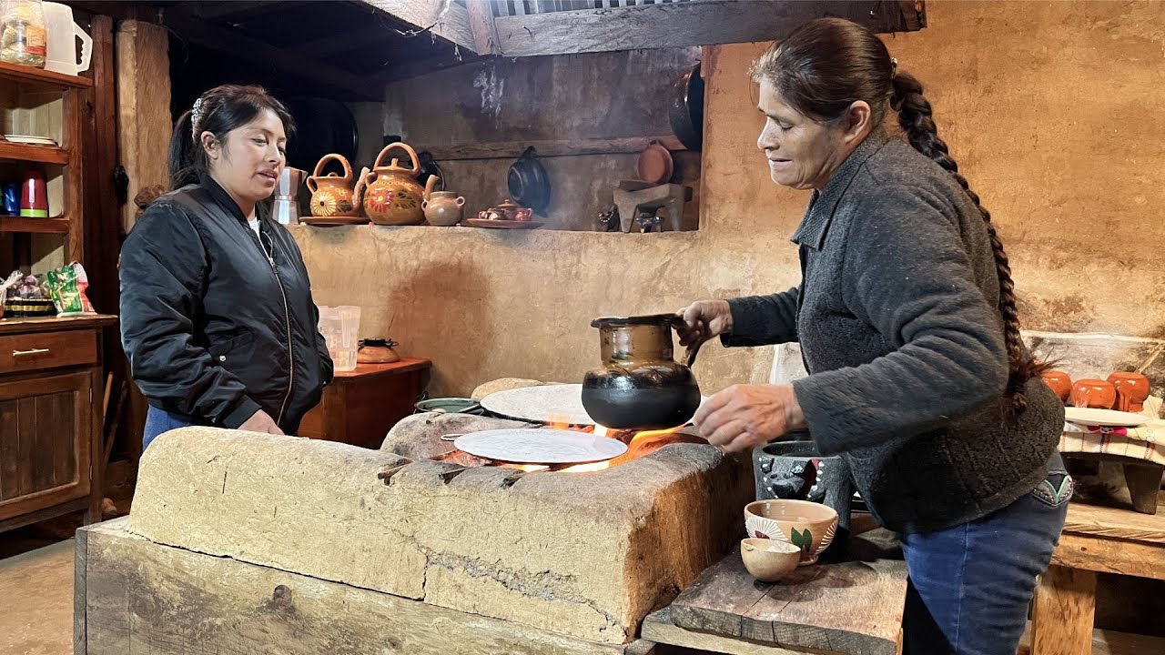 Preparamos café de olla, semillas de calabaza y una salsa de chile ancho en una tarde lluviosa