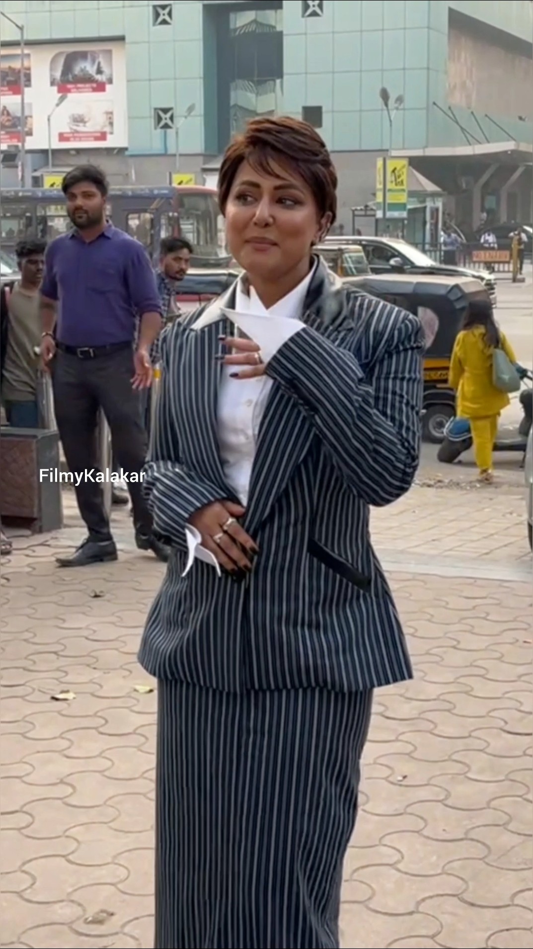 #hinakhan flaunting her new look and infectious smile ? #filmykalakar