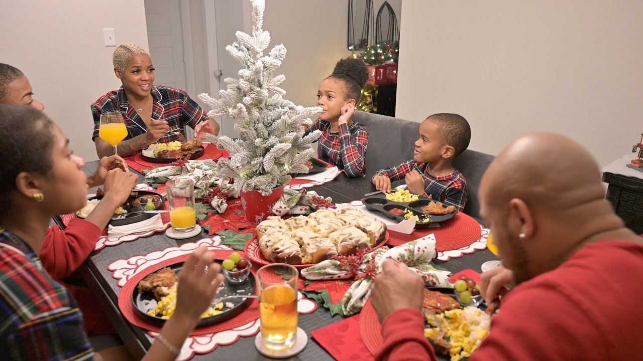 Christmas Brunch & Gifts | Fried Pork Chops | Scrambled Eggs With Spinach | Rice | Cinnamon Rolls