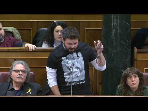 Gabriel Rufián enseña unas esposas en el Congreso