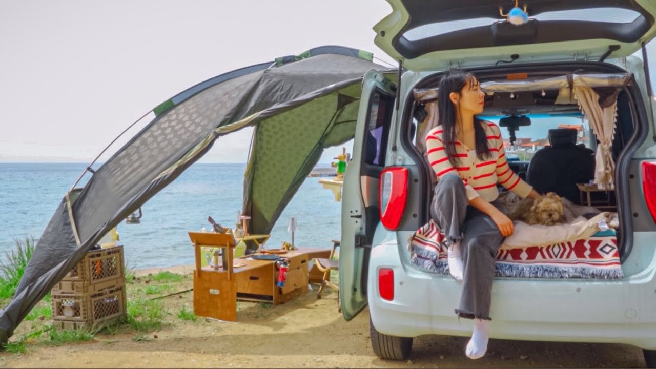 Одиночный кемпинг на склоне пляжа в Корее, окруженный морем