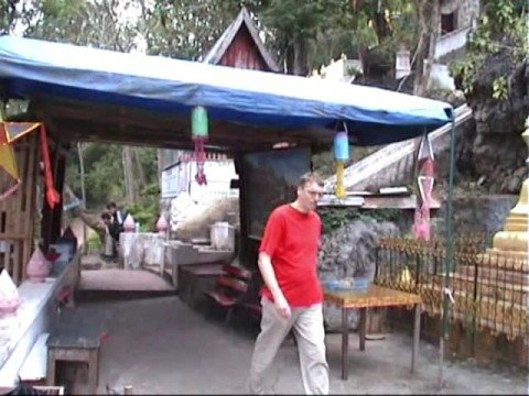 Vidéo: Bombe Américaine Utilisée Comme Cloche De Prière Dans Un Temple Bouddhiste Au Laos - Réseau Matador