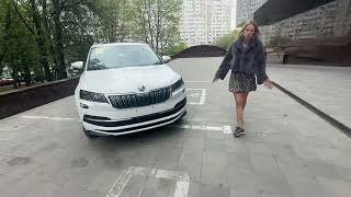 Маленький Škoda Karoq. Лиса рулит