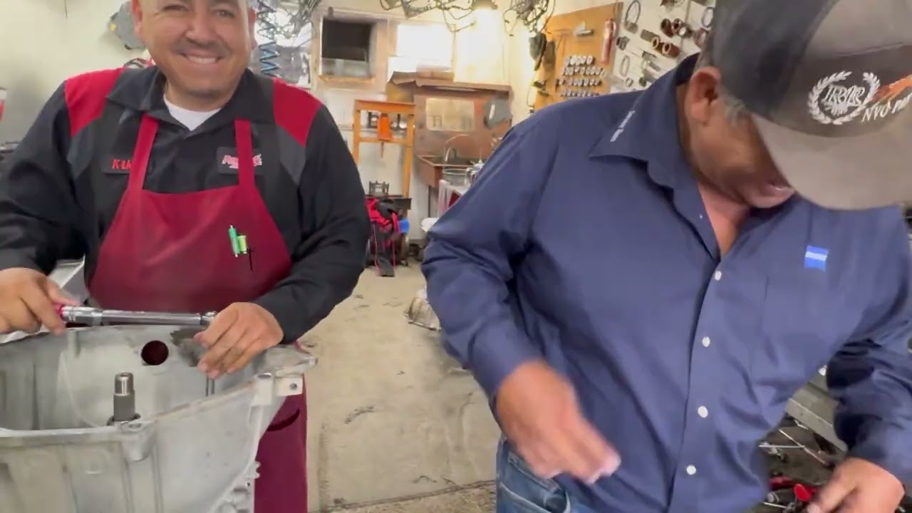 En el taller de kiko armando una Transmicion de Ford que buena explicación nos da 