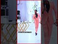 Tazama Aliyecheza Na Kuangusha Soli Kwenye Sherehe Tazama Aliyecheza Na Kuangusha Soli Kwenye Sherehe