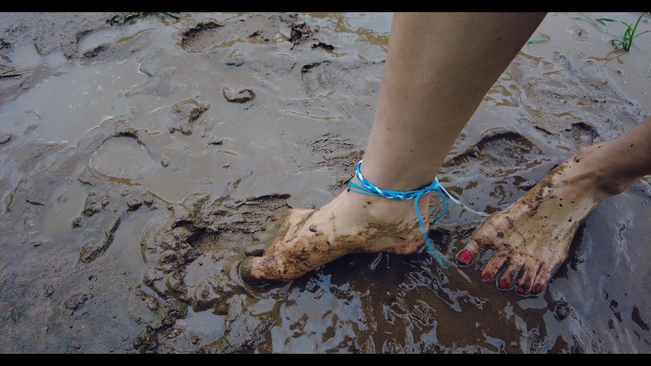 Feifei went barefoot in the muddy field on a rainy day, and her feet were covered in wet mud