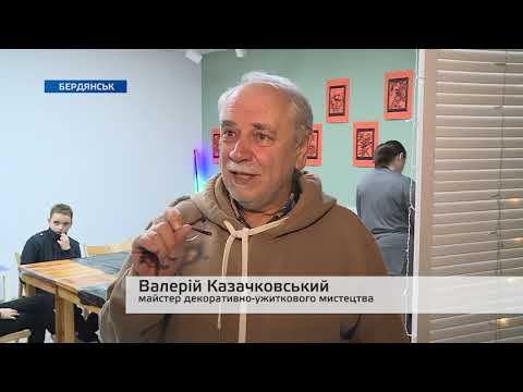 У Бердянську художник-аматор створює картини з того, що можна знайти на пляжі