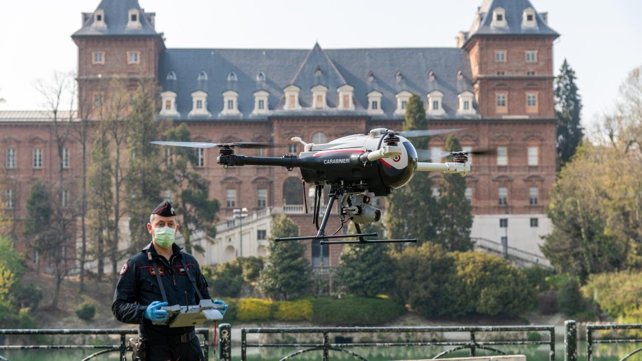 Coronavirus, il drone dei carabinieri che controllerà aree verdi di Torino: ecco come funziona