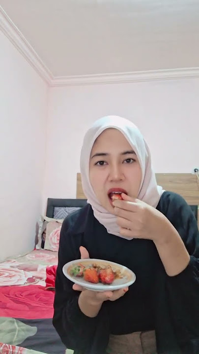 Gadis Cantik Makan Rujak Strawberi
