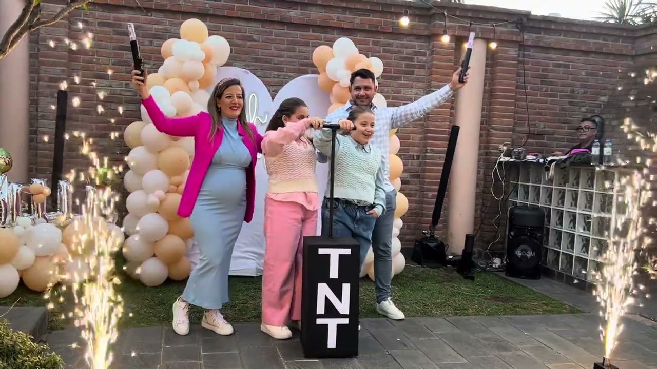 Revelación de Género Mellizos Explosión de Serpentinas + Bengalas de humo y Chispa fria + Caja TNT