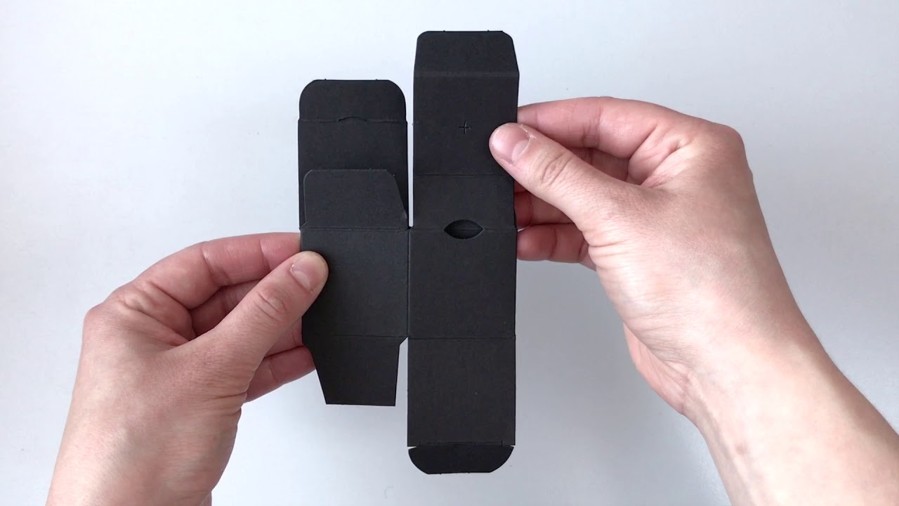 Pins, Anstecknadeln und Broschen attraktiv verpackt in quadratischen Faltschachteln von B.H. Mayer's