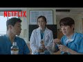 ユ・ヨンソクの秘密を明かそうとするチョ・ジョンソク | 賢い医師生活 | Netflix Japan