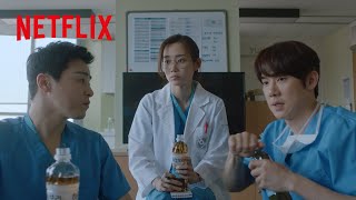 ユ・ヨンソクの秘密を明かそうとするチョ・ジョンソク | 賢い医師生活 | Netflix Japan