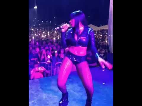 Megan Thee Stallion twerking live - YouTube