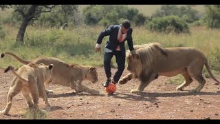 Maajabu Ya Jamaa Anayecheza Mpira Na Kuisi Na Simba Amazing Man Play Soccer With Lion