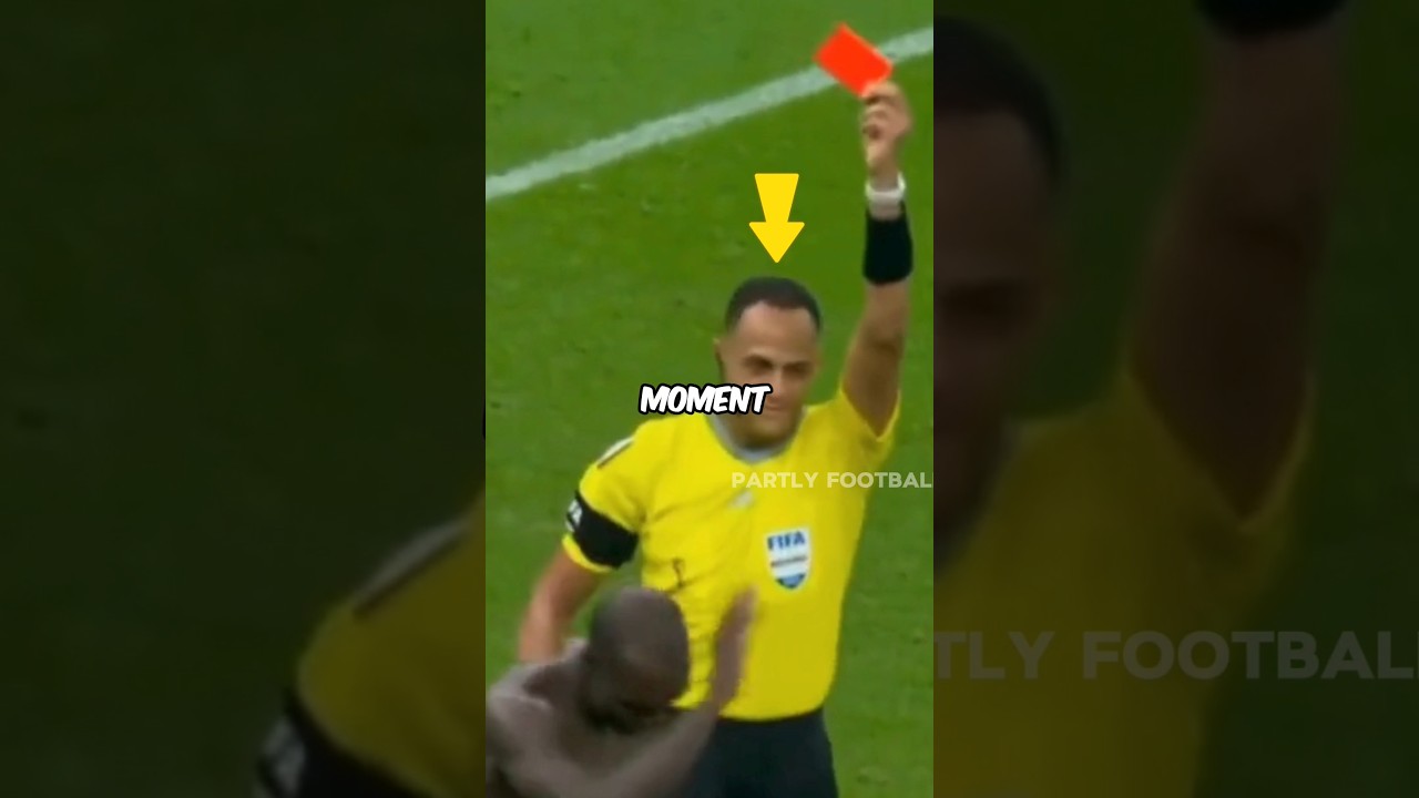 Этот судья смеётся, показывая красную карточку