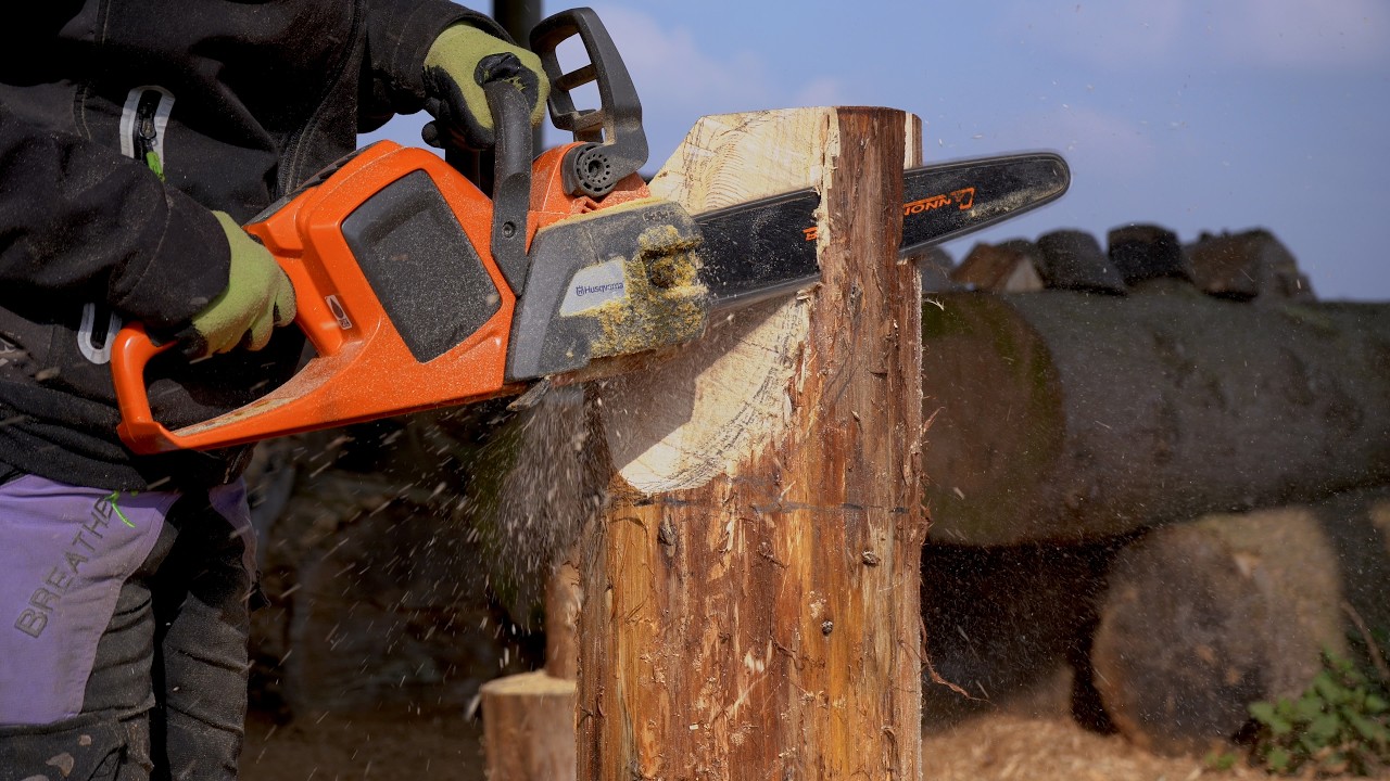 Chainsaw Carving a Tawny Owl Step-by-step - YouTube