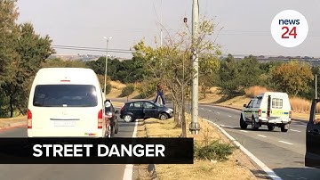 WATCH | Knife-wielding man shot after attacking cops, motorists on Joburg road