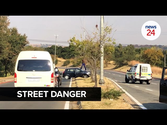 WATCH | Knife-wielding man shot after attacking cops, motorists on Joburg road class=