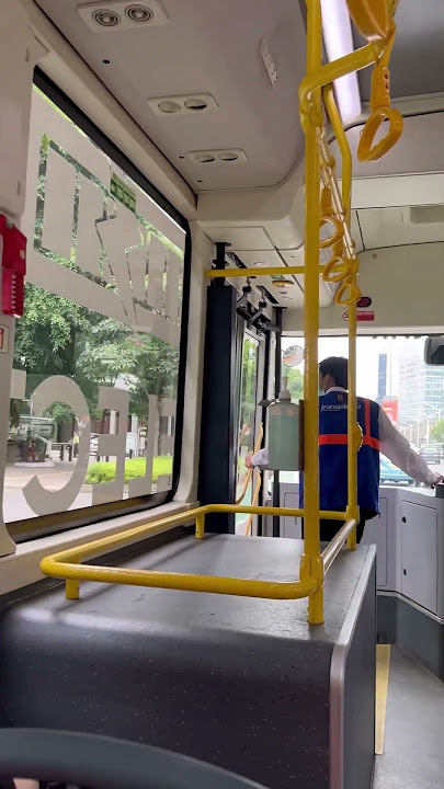 Naik Bis Listrik : Bisa Charge HP di Transjakarta 🚌🚌