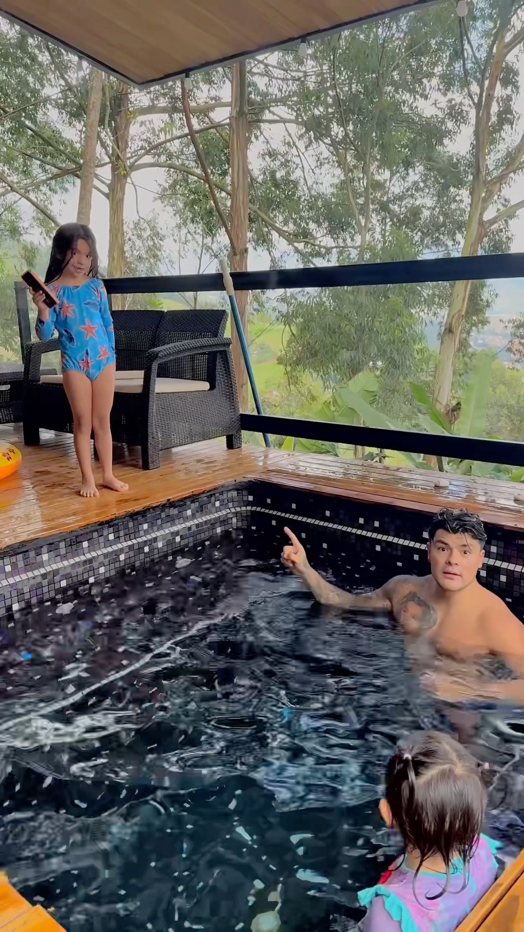 Salomé me tira el celular al JACUZZI?