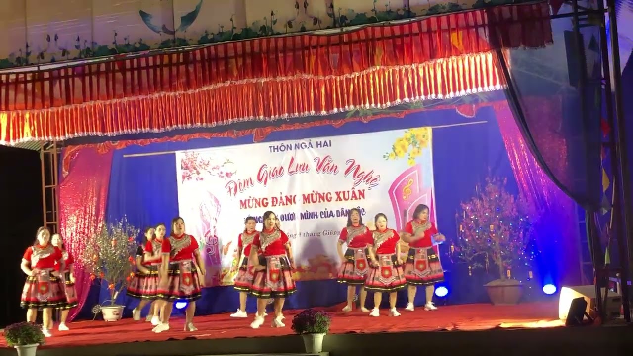 Múa vui xuân phụ nữ tổ 2