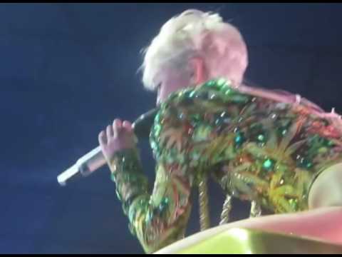 Miley Cyrus farts and stinks up  the stage