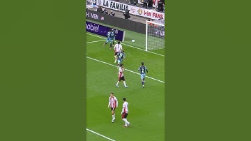 Kenneth Taylor blijft koel en schiet Ajax vanaf elf meter op gelijke hoogte ⚖️