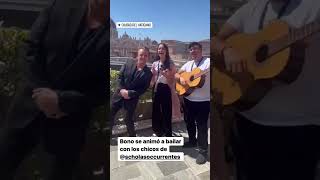 Bono de U2 baila música paraguaya (Galopera) en Italia