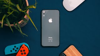 Should you still buy the iPhone XR in 2020? A VERY long term Review!