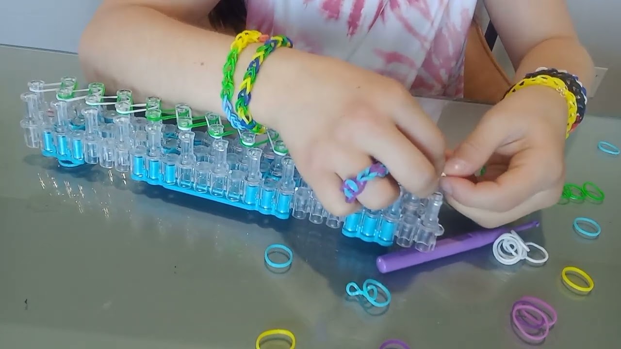How to make a Wonderloom Single Loop Bracelet (taught by kids!)