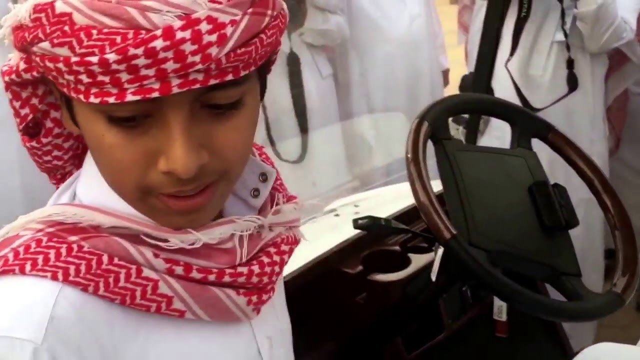 طفل يرفض النزول من عربة أمير الرياض في السوق الشعبي