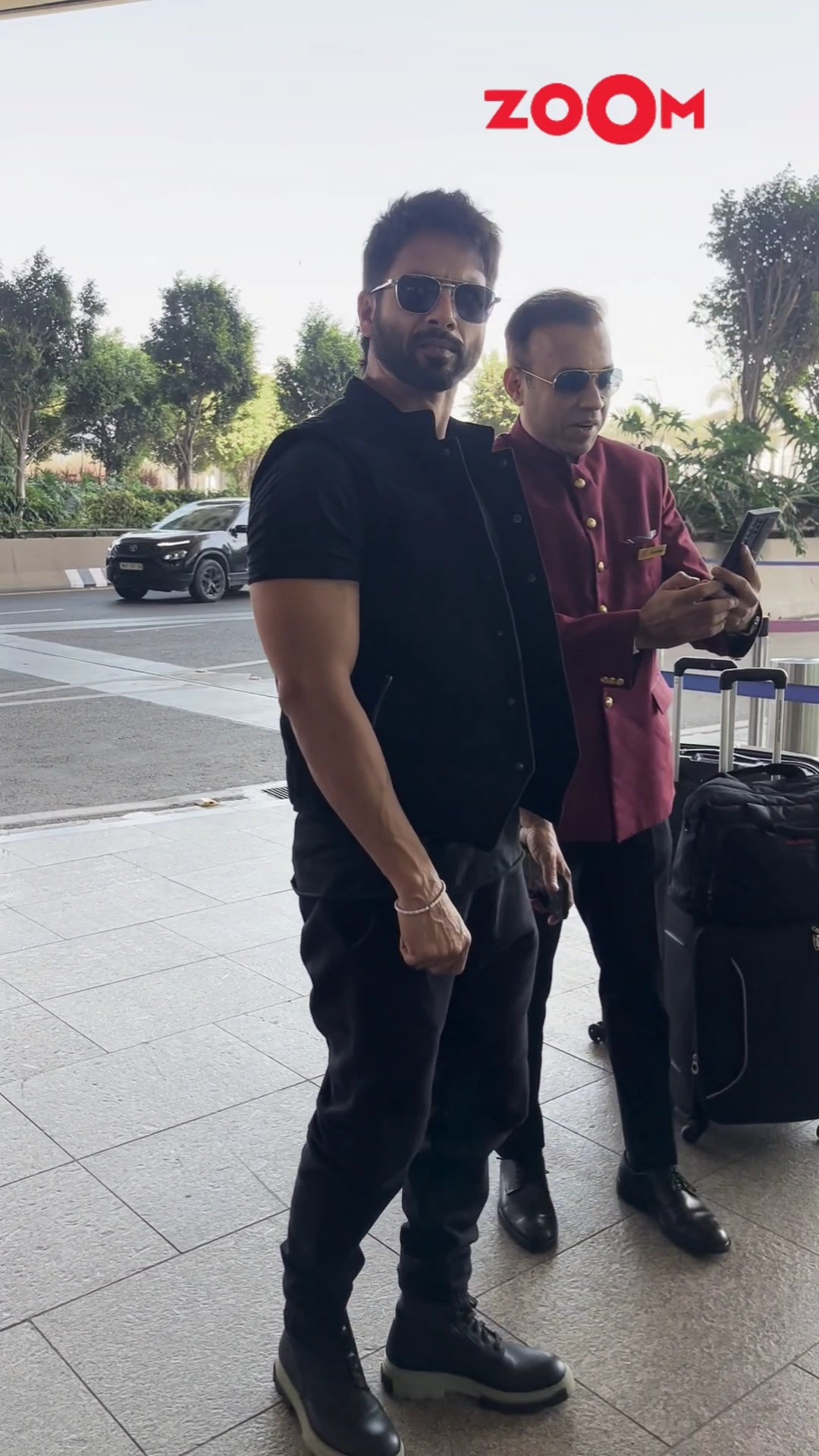 Shahid Kapoor's SWEET moment with a fan at the Airport caught on camera! ? #shorts #shahidkapoor