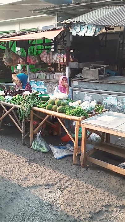 nenek pejuang dolar penjual sayur sayuran lagi menunggu pembeli
