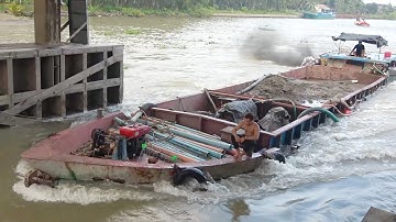 Sà lan chở khẩm vượt nước ngược cống 7 cửa nhìn quá ghê