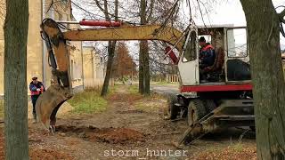 Экскаватор ЭО-3323А в работе  Old russian excavator EО-3323А at work