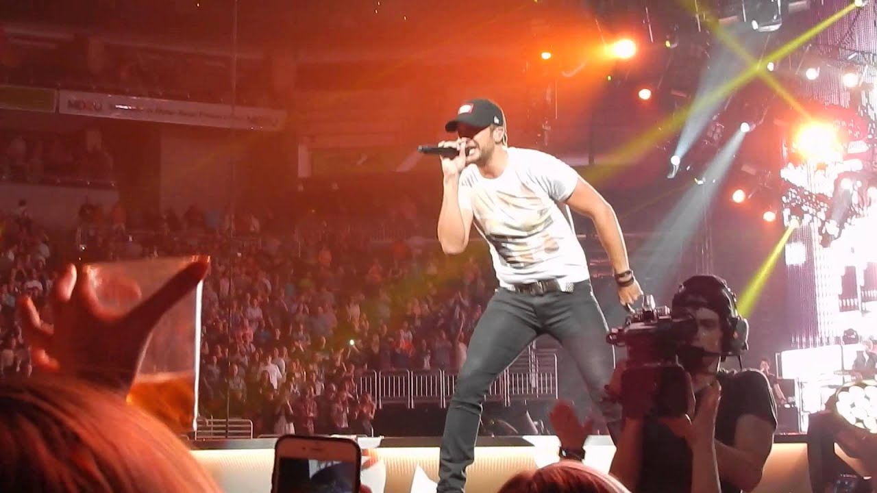LUKE BRYANCOUNTRY GIRL (SHAKE IT FOR ME) LOUISVILLE, KY YouTube