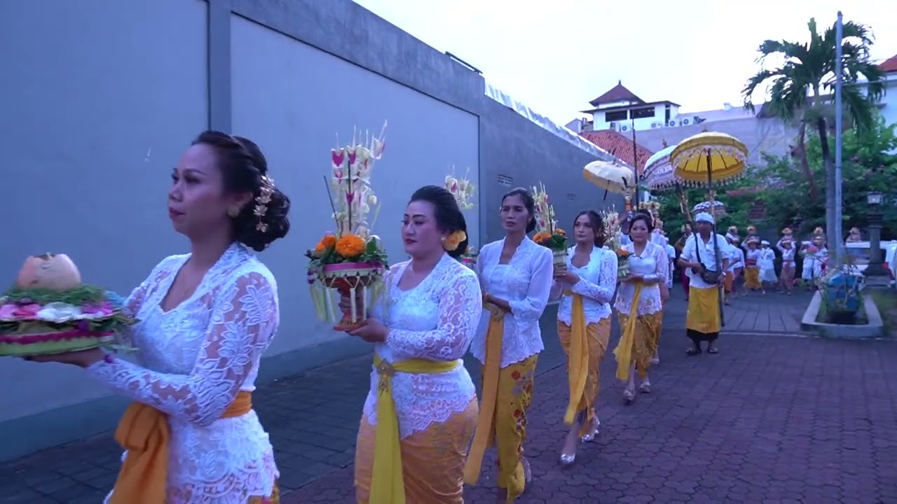 Traditional Balinese Ceremony ( Purnama Kasa ) at Grand Inna Kuta - YouTube